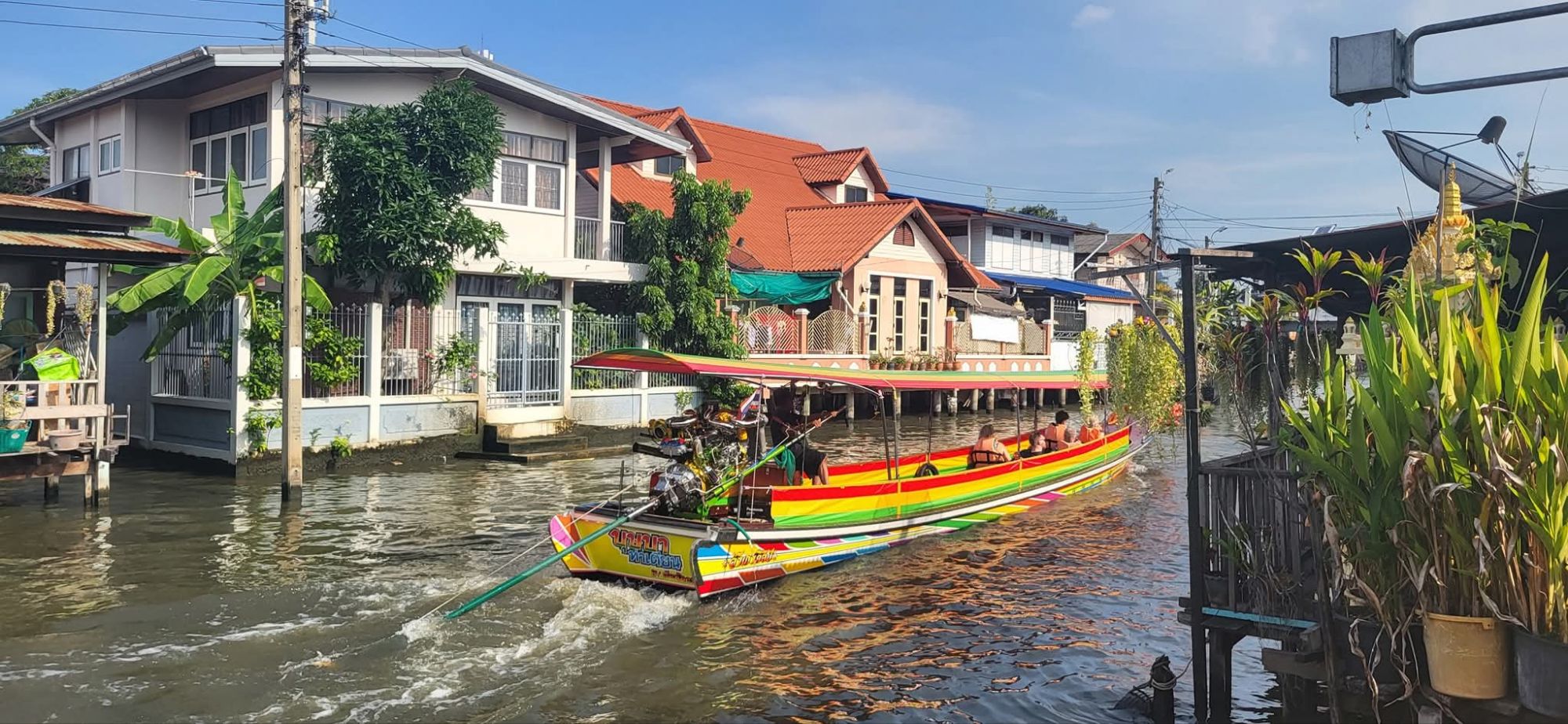 lonboat sul canale Khlong Bang Luang