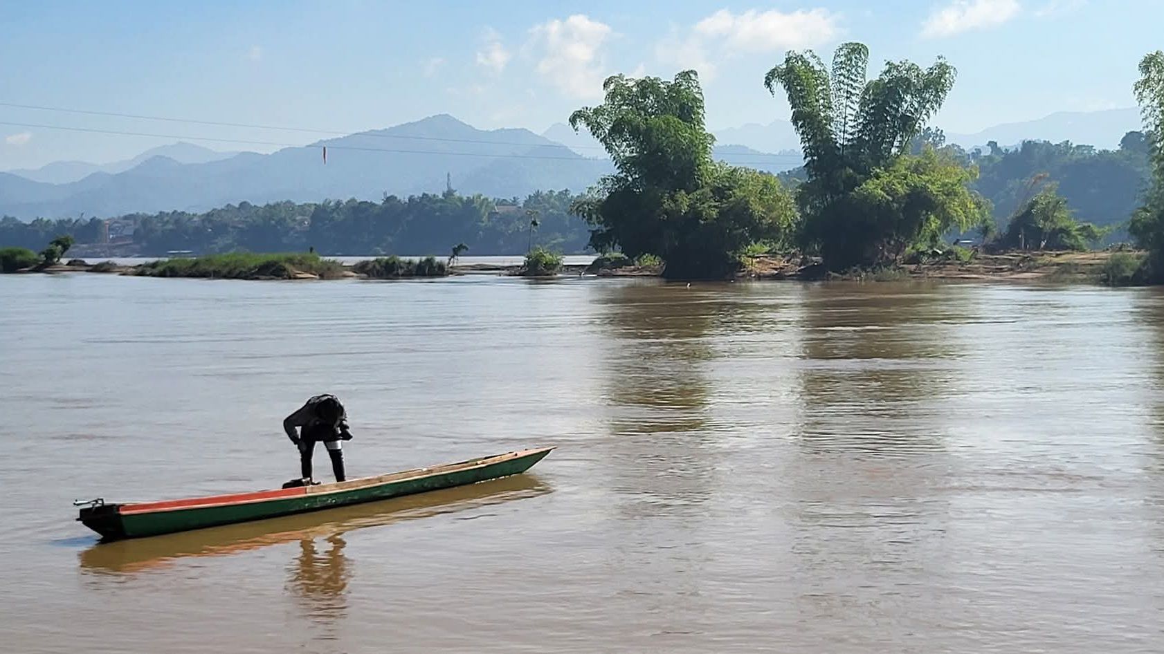 pescatore su una barca a Chomphet, Luang Prabang
